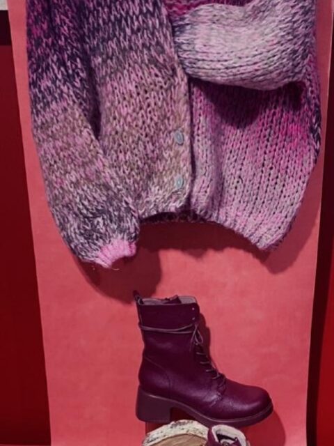 Schöne neue Strickjacke passend zu den tollen Bordeaux Tönen #wonders #paulgreen #aachen #eifel #deutschland #schuhe #strick #herbst #kuschelzeit #bordeaux #rot #herbsttöne