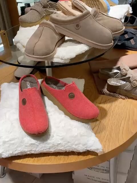 Kuschelige Hausschuhe für kühle Tage #rohde #warmefüße #aachen #herbst #deutschland #hausschuhe #kuschelzeit #sofa