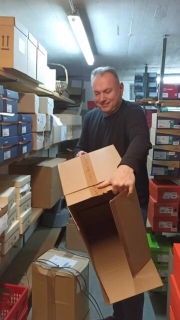 Fleißig bei der Arbeit .. die neue Frühjahrsware wird täglich geliefert #aachen #frühjahr #2026 #schuhe #schuhemachenglücklich