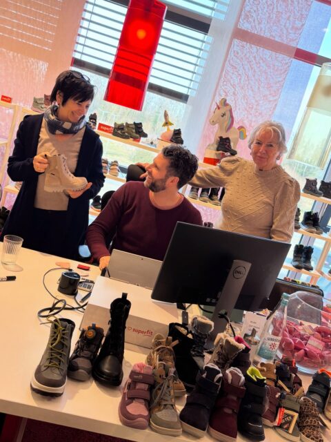 Gestern wieder zum Kinderschuh Einkauf …wir hatten Spaß und haben tolle Schuhe für unsere Kids ausgesucht #superfit #legero #kinderschuhe #schuhe #aachen