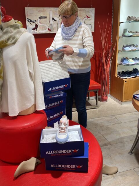 #allrounder … feine Sneaker in weiß mit hellblau #frühjahr #schuhe #sonne #aachen