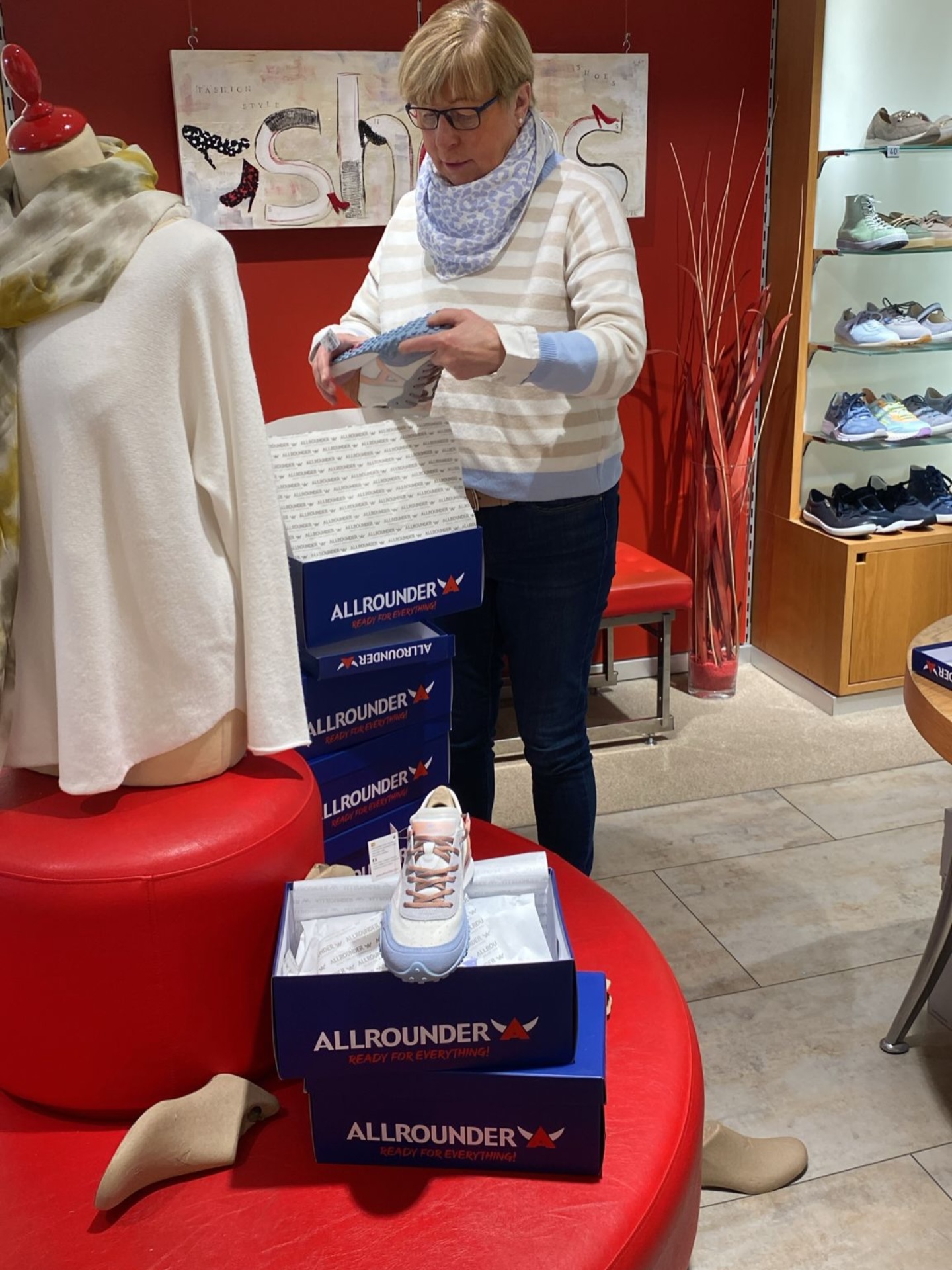 #allrounder … feine Sneaker in weiß mit hellblau #frühjahr #schuhe #sonne #aachen