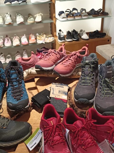 M E I N D L A K T I O N DAMEN & HERREN
Beim Kauf von einem Paar Meindl Schuhen schenken wir Ihnen bis Ostern ein paar Meindl Socken dazu!
Jetzt schnell sein 🥾🧦🥾#meindl #Wanderschuhe #aachen #eifel #freizeit