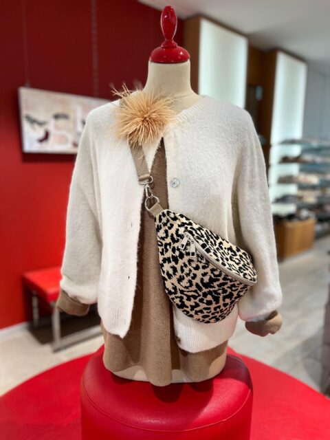 Leo Tasche  und Ansteck Puschel …toller Style 🐆#leo #style #mode #aachen #look